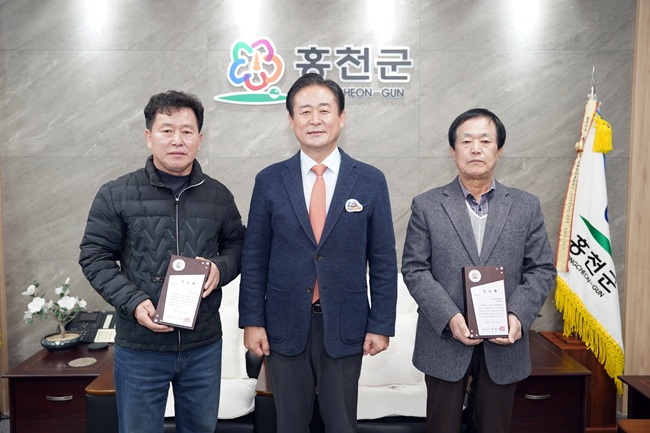▲ 홍천군이 10일 무궁화 선양에 지속적으로 기여한 공로자에게 공로패를 수여했다.
ⓒ홍천군