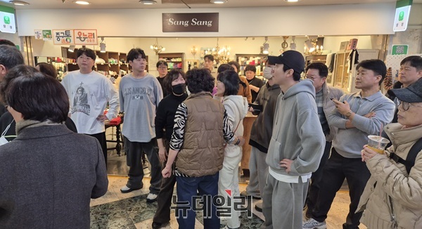 ▲ 대전 도심의 핵심 상권인 중앙로 지하상가에서 10일 진행된 강제집행이 상인들의 격렬한 저항에 가로막혀 결국 철수했다. 특히 수년간 이어져온 무단점용 논란이 물리적 충돌로 비화하면서 상권 관리체계와 공공정책의 한계가 도마 위에 올랐다. 법원은 집행관 40여 명을 투입해 대전 중앙로 지하상가에서 강제집행을 했지만 상인들의 격렬한 저항으로 한 시간 대치 끝에 철수했다. ⓒ김경태 기자