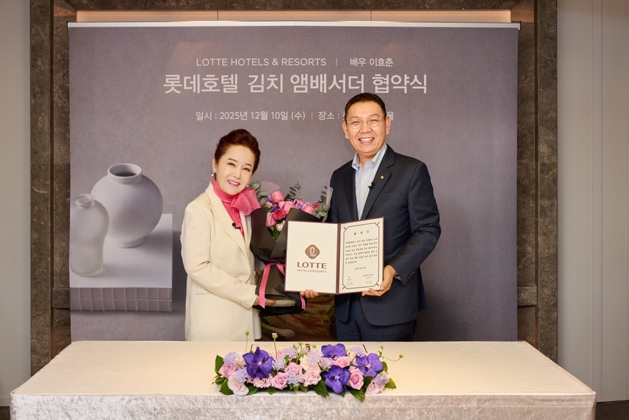 ▲ 10일, 롯데호텔 서울에서 열린 ‘롯데호텔 김치 앰배서더’ 위촉식에서 이효춘 배우(왼쪽)와 정호석 롯데호텔앤리조트 대표이사가 기념 촬영을 하고 있다.ⓒ롯데호텔앤리조트