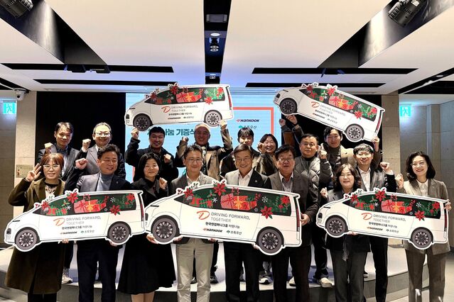 ▲ 10일 한국앤컴퍼니그룹 판교 본사 ‘테크노플렉스’에서 열린 ‘2025 차량나눔 기증식’에서 김준현 한국앤컴퍼니㈜ 경영총괄(가운데 좌측), 황영기 초록우산 회장(가운데 우측) 등 주요 관계자와 차량을 지원받은 사회복지시설 관계자들이 기념 촬영을 하고 있다. ⓒ한국앤컴퍼니그룹