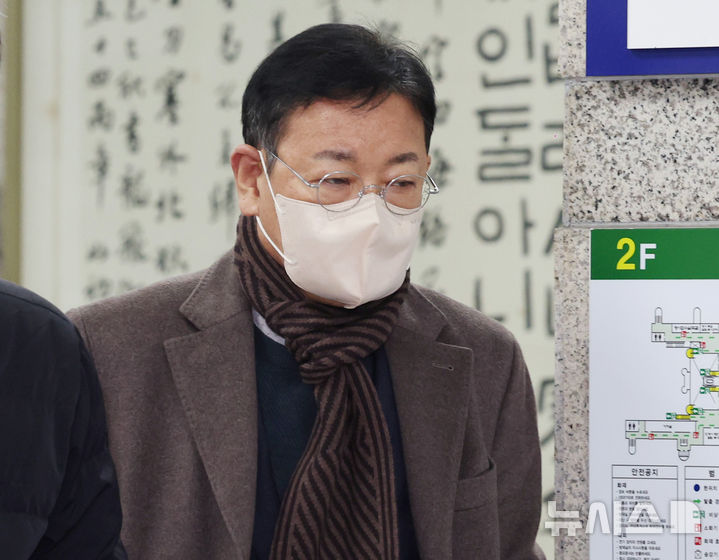 ▲ 안부수 전 아태평화교류협회장이 10일 서울 서초구 서울중앙지방법원에서 열린 구속 전 피의자 심문(영장실질심사)에 출석하고 있다. ⓒ뉴시스