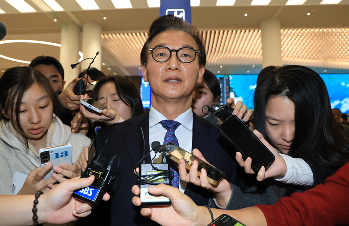 ▲ 통일교로부터 금품을 수수했다는 의혹이 제기된 전재수 해양수산부 장관이 11일 오전 인천국제공항 제2여객터미널을 통해 귀국한 뒤 차량으로 이동하고 있다. ⓒ뉴시스