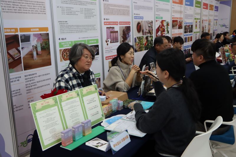 ▲ 선문대와 청양군 지역활성화재단이 공동으로 개최한 ‘2025 청양군 사회적경제 가치플러스 박람회’가 성황을 이루고 있다.ⓒ선문대