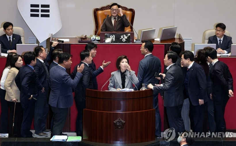 ▲ 9일 국회 본회의에서 국민의힘 나경원 의원이 '가맹사업거래의 공정화에 관한 법률 일부개정법률안'에 대해 무제한 토론을 하는 가운데 여야 의원들이 발언대에서 목소리를 높이며 신경전을 이어가고 있다.ⓒ연합뉴스