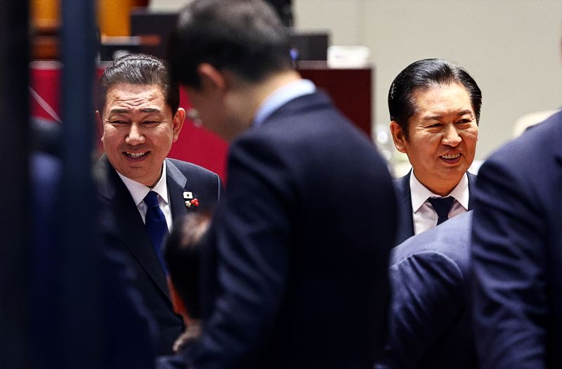 ▲ 정청래(오른쪽) 더불어민주당 대표가 지난 9일 오후 서울 여의도 국회 예결위장에서 열린 의원총회에 김병기 원내대표와 참석해 있다. ⓒ뉴시스