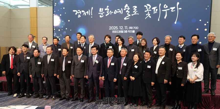 ▲ 충북경제포럼이 창립 27주년을 맞아 연말 조찬포럼을 개최했다. 이재진 회장과 김영환 지사, 윤건영 교육감, 지역 경제인 등이 참석했다. ⓒ김정원 기자