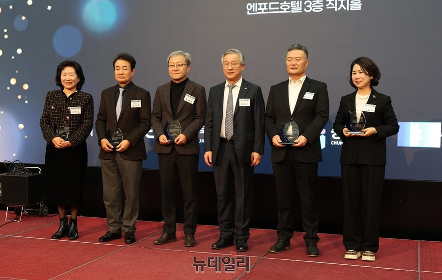 ▲ 이재진 회장이 포럼 발전 기여자에게 감사패를 전달하고 있다. ⓒ김정원 기자