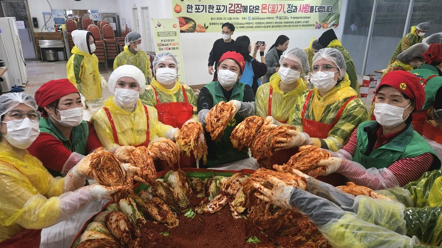 ▲ 영진전문대 사회봉사단 김장김치 나눔 봉사에 이 대학교 외국인 유학생들이 대구북구 새마을부녀회 회원(녹색옷)들 도움을 받으며 김치를 담그는 모습.ⓒ영진전문대