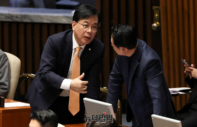 ▲ 장동혁 국민의힘 대표(오른쪽)와 송언석 원내대표가 9일 오후 서울 여의도 국회에서 열린 본회의에서 대화를 나누고 있다. ⓒ서성진 기자