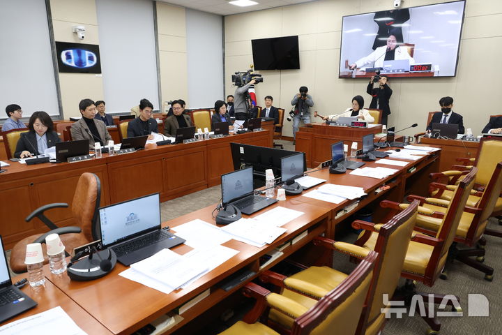 ▲ 최민희 국회 과방위원장이 10일 오후 서울 여의도 국회에서 열린 과학기술정보방송통신위원회 전체회의에서 ‘허위조작정보 징벌적 손해배상법'을 통과시키고 있다.2025.12.10. ⓒ뉴시스