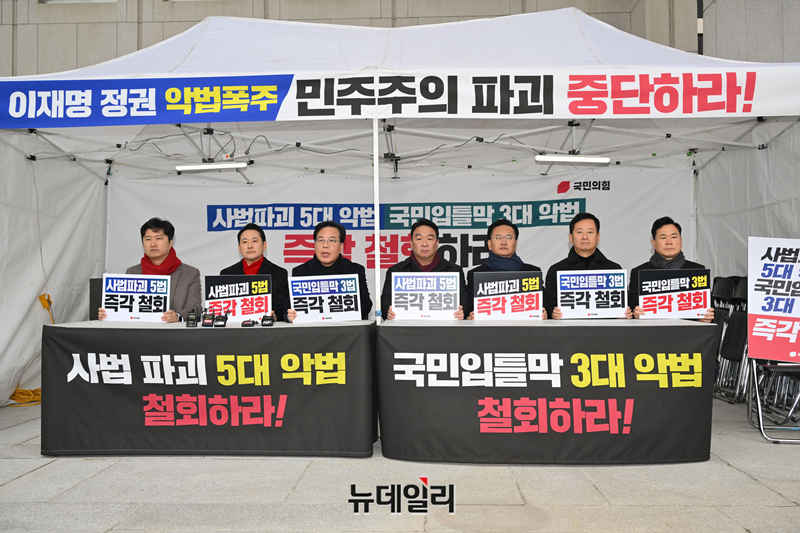 ▲ 장동혁 국민의힘 대표와 송언석 원내대표가 10일 오전 국회 본관 앞에서 열린 '8대 악법 저지' 릴레이 천막농성에 참석해 앉아 있다.. ⓒ이종현 기자
