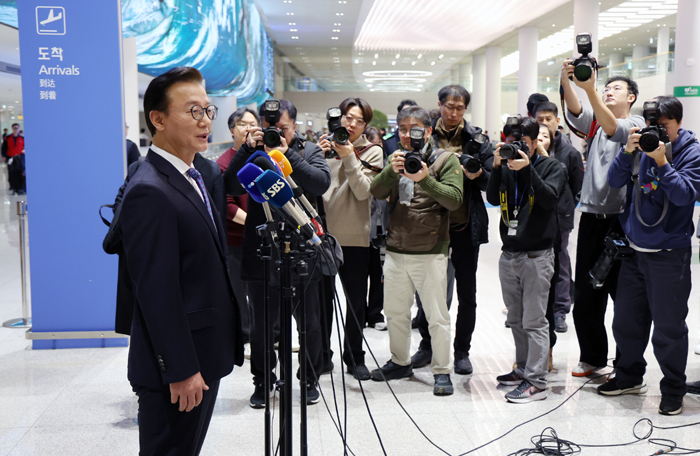 ▲ 통일교로부터 금품을 수수했다는 의혹이 제기된 전재수 해양수산부 장관이 11일 오전 인천국제공항 제2여객터미널을 통해 귀국해 의혹 관련 입장을 밝히고 있다. ⓒ뉴시스