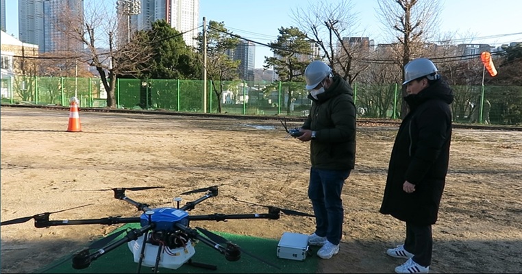 ▲ 서울사이버대와 업무협약을 맺은 (주)꿈소 드론교육원의 경기 고양시 실기연습·시험장에서 드론 조종 실기 교육과정을 진행하는 모습.ⓒ서울사이버대