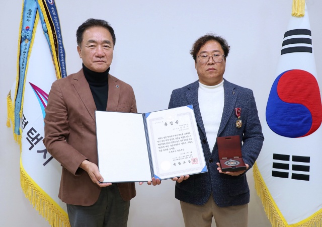 ▲ 6 25전쟁 고 김준기 무공훈장 전수ⓒ평택시 제공