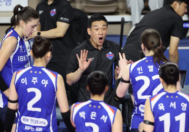 ▲ 여오현 감독 대행 체제로 꾸린 기업은행이 파죽의 4연승을 내달렸다.ⓒ연합뉴스 제공