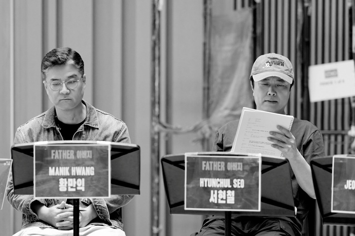 ▲ 대본 연습 중인 서현철(우)과 황만익. ⓒ에스앤코