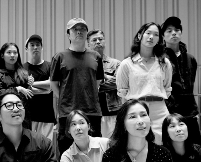 ▲ 단원들과 서현철(가운데 모자 쓴 이). ⓒ에스앤코