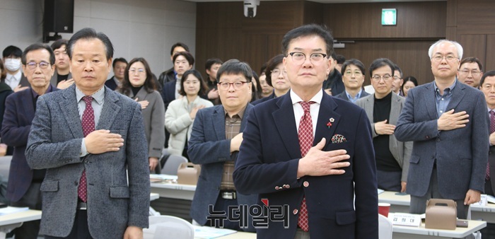 ▲ 11일 충북도의회에서 열린 충북도의회와 충북지역대학혁신지원센터가 주최한 RISE 초광역 협력포럼에서 이동우 충북도의원과 유재목 충북도의회 부의장이 국민의례를 하고 있다.ⓒ이길표 기자