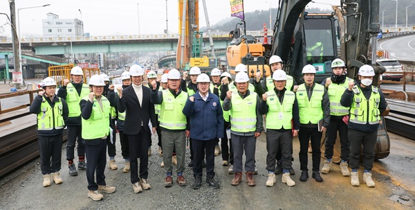 ▲ 11일 이장우 시장이 도시철도 2호선(트램) 10공구 현장을 방문해 공정 진행, 안전관리, 교통 대책을 점검했다.ⓒ대전시