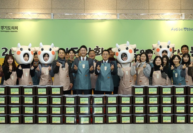 ▲ 김진경 경기도의회 의장 등 도의회 사무처 직원들이 11일 '2025년 사랑의 김장나눔 행사'를 열고 기념촬영을 하고 있다. ⓒ경기도의회 제공