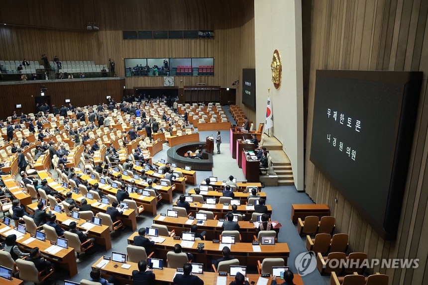 ▲ 9일 국회 본회의에서 국민의힘 나경원 의원이 가맹사업거래의 공정화에 관한 법률 일부개정법률안에 대해 무제한 토론을 시작한 가운데 더불어민주당 일부 의원이 본회의장을 퇴장하고 있다.ⓒ연합뉴스