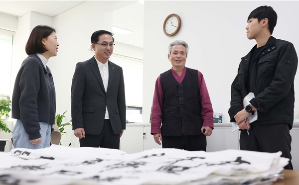 ▲ 박희조 구청장이 동구 문화원을 방문해 관계자들이 담소를 나누고  있다.ⓒ동구