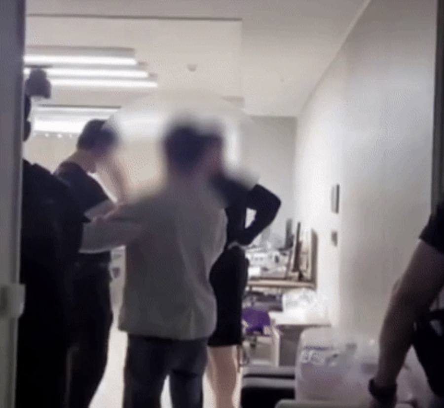 ▲ 경찰이 지난 8월 26일 대구의 한 아파트에서 불법대부조직 일당을 검거하는 모습. ⓒ서울영등포경찰서