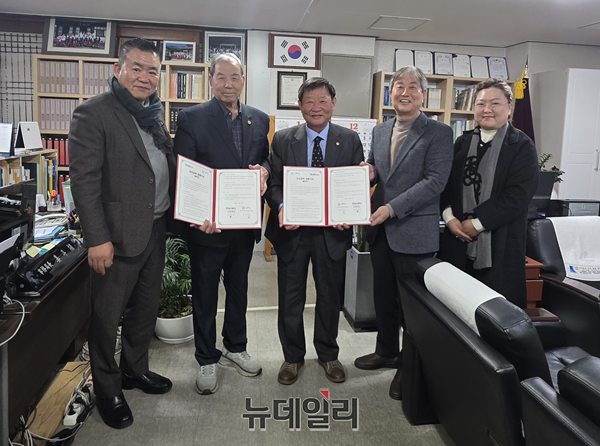 ▲ 오른쪽 두 번째 권송웅전교, 유지성원장 ⓒ김경태 기자