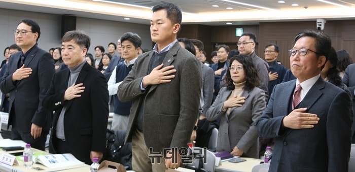 ▲ 11일 충북도의회에서 열린 ‘중부권 RISE 초광역 협력 포럼’에서 참석자들이 국민의례를 하고 있다.ⓒ이길표 기자