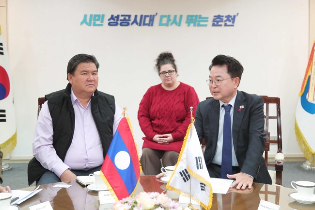 ▲ 육동한 춘천시장이 시청 접견실에서 싸이웃 두앙따 부주지사 일행을 접견하고 환영의 뜻을 전했다. ⓒ춘천시