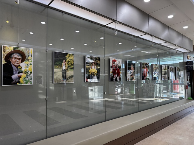 ▲ 횡성군이 오는 19일까지 횡성군청 1층 로비에서 '구리고개 우리마을 사진전 - 힙한 할매, 할배들의 패션 화보전'을 개최한다. ⓒ횡성군