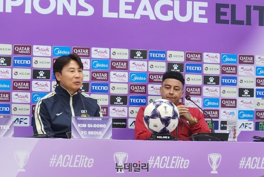 ▲ 린가드가 마지막 기자회견에 참석해 한국의 잔디, 클럽하우스, 심판에 대한 문제점을 지적했다.ⓒ뉴데일리