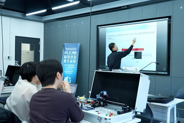 ▲ 교육과정 중 공정 제어 이론을 설명하고 있는 모습.ⓒ한동대