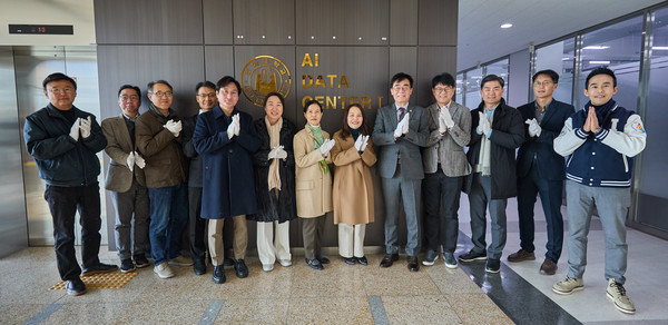 ▲ 인하대 'AI 데이터센터' 개소식에서 조명우 총장 등 참석자들이 기념촬영을 하고 있다.ⓒ인하대 제공