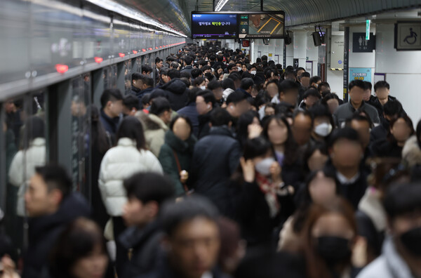 ▲ 서울 지하철 5호선 광화문역 출근길 시민들. ⓒ연합뉴스