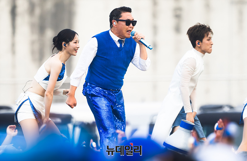 ▲ 가수 싸이가 지난 6월 28일 오후 인천 서구 인천아시아드 주경기장에서 열린 '싸이 흠뻑쇼 SUMMER SWAG 2025'에서 무대를 선보이고 있다. ⓒ인천=서성진 기자