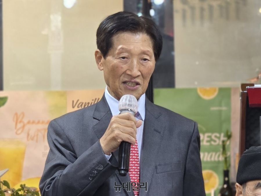 ▲ 주파키스탄 대사를 역임한 송종환 경남대 초빙 석좌교수가 9일 열린 '북한과의 협상 실패: 진실과 해법' 신개정증보판 출판기념회에서 마이크를 들고 발언하고 있다. ⓒ독자 제공