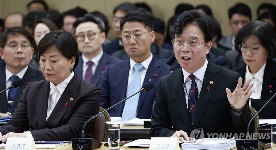 ▲ 김영훈 노동부 장관이 11일 세종시 정부세종컨벤션센터에서 열린 농림축산식품부(농촌진흥청·산림청)-고용노동부 업무보고에서 부처 업무보고를 하고 있다.ⓒ연합뉴스