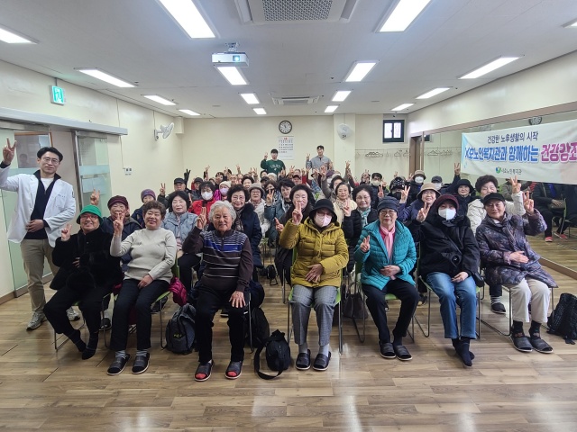 ▲ 수원 서호노인복지관 ‘퇴행성 관절질환 예방교육’ 참여 어르신들이 기념촬영을 하고 있다. ⓒ서호노인복지관 제공