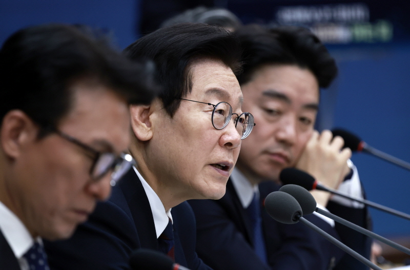 ▲ 이재명 대통령이 11일 세종시 정부세종컨벤션센터에서 열린 '희망찬 농업·농촌, 모두가 행복하게 일하는 나라' 농림축산식품부(농촌진흥청·산림청)-고용노동부 업무보고에서 발언하고 있다. ⓒ뉴시스