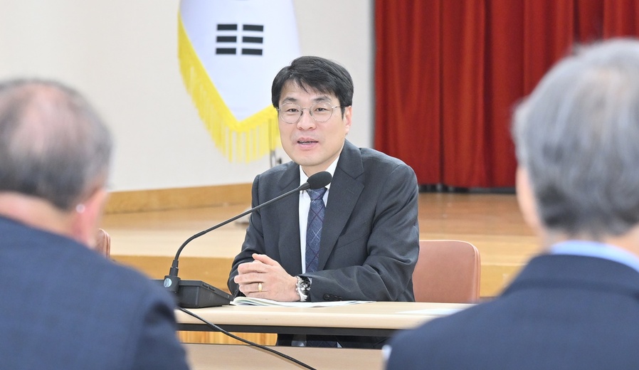 ▲ 김정기 대구시장 권한대행은 11일 시청에서 열린 간부회의에서 “내년 1월 5일부터 각 실국별 업무보고를 신속히 받고 1월 초부터 바로 일하는 시정체제를 가동하겠다”고 말했다.ⓒ대구시