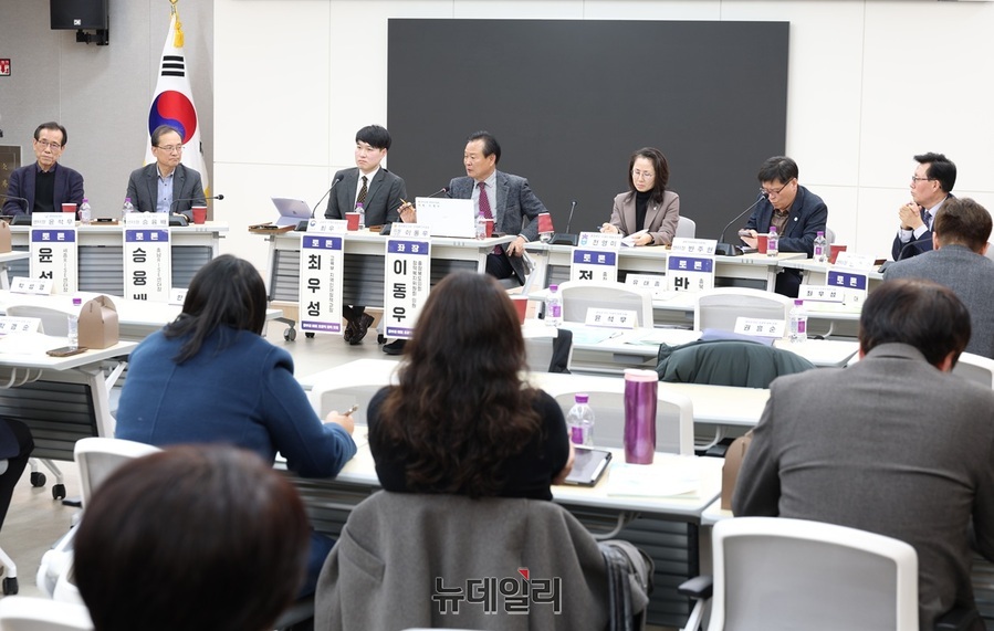 ▲ 이동우 충북도의원이 11일 충북도의회에서 열린 중부권 RISE 초광역 협력 포럼에서 좌장을 맡아 포럼을 진행하고 있다. ⓒ이길표 기자