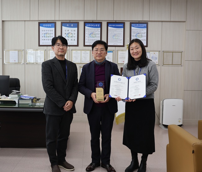 ▲ 춘천도시공사가 한국경영인증원(KMR)으로부터 인권경영시스템(HRMS) 인증을 5년 연속 획득해 강원도 공공기관 최초의 기록을 달성했다. ⓒ춘천도시공사