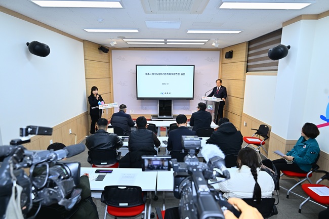 ▲ 이병선 속초시장이 11일 현안브리핑을 통해 2033년까지 7만 톤 규모의 하수처리장을 지하화·현대화 방식으로 이전·재건설한다고 발표했다. ⓒ속초시