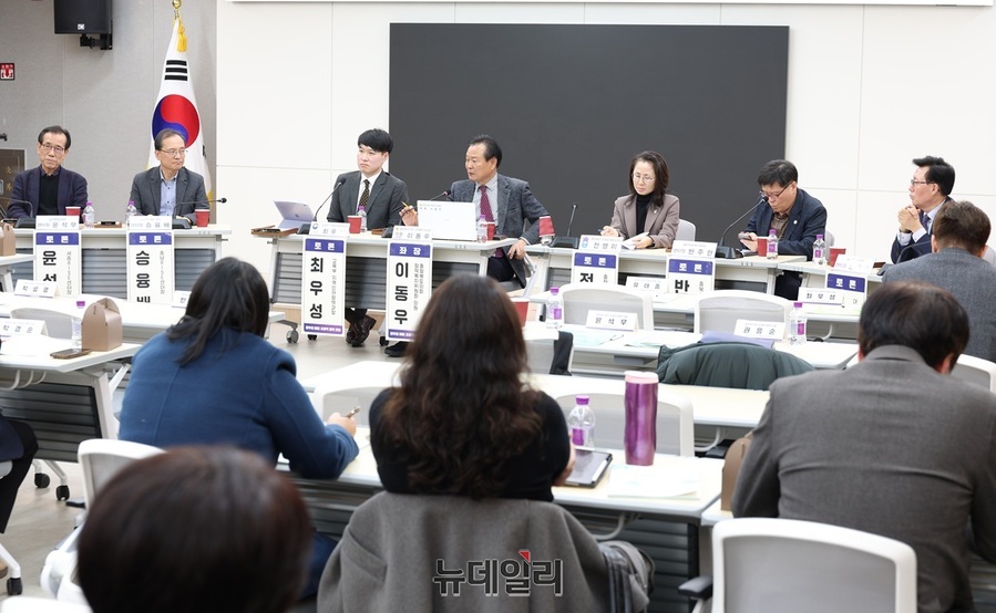 ▲ 충북도의회는 11일 도의회 지하 1층 다목적회의실에서 ‘함께 여는 상생의 길 중부권 RISE 초광역 협력 포럼’을 열고, 대학·지자체·산업이 연계된 초광역 RISE 협력 모델의 방향성과 추진 전략을 논의했다. 이날 포럼에는 교육부와 충청권 광역자치단체, 대학, RISE센터 관계자들이 참석했다.ⓒ이길표 기자