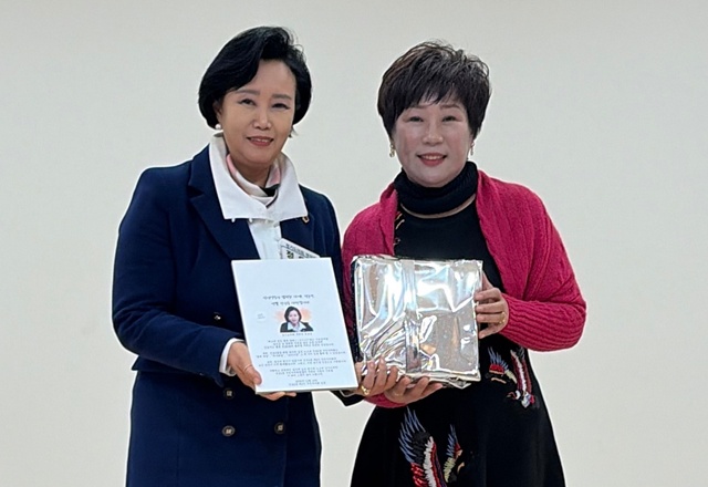 ▲ 정윤경 경기도의회 부의장(왼쪽)이 지난 10일 군포2동 주민자치회로부터 감사패를 받고 기념촬영을 하고 있다. ⓒ경기도의회 제공