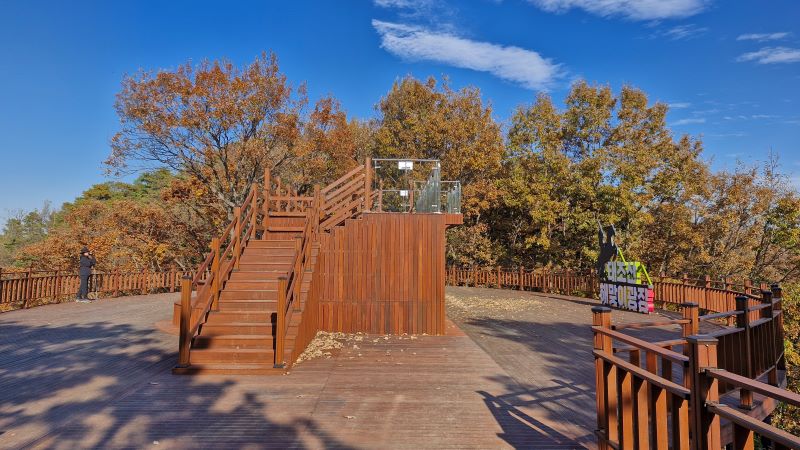 ▲ 천안시 태조산 등산로에 설치된 하늘길 전망대 모습.ⓒ천안시