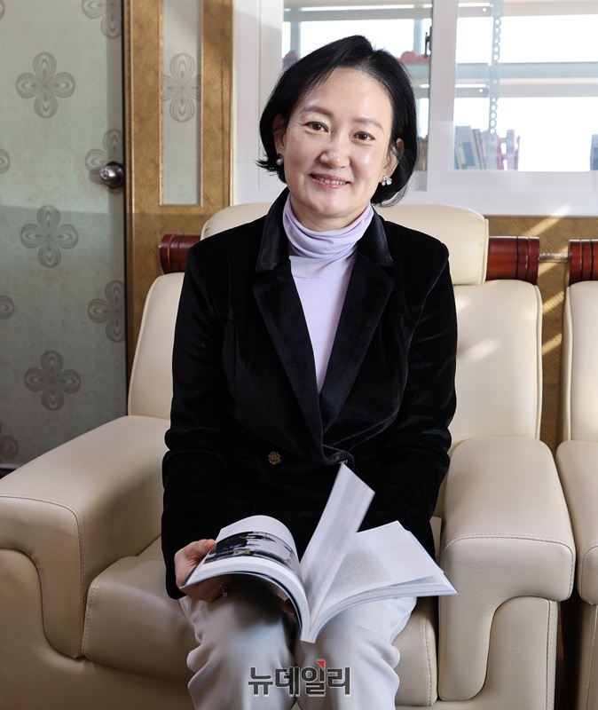 ▲ 전체 직원의 약 44%가 장애인인 장애인표준사업장인 ㈜한국펄프 이경희 대표가 경영철학과 장애인 고용이유에 대해 설명하고 있다. ⓒ김정원 기자