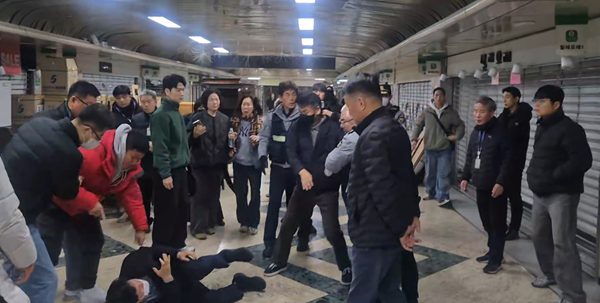 ▲ 12일 새벽 5시경 대전법원 집행관 50여 명이 출동해 비대위원장 점포 등을 대상으로 강제집행을 실시했다.ⓒ중앙로 지하상가