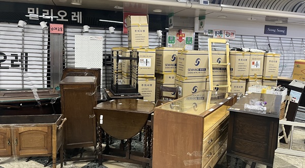 ▲ 강제 잡행된 점포 내 물건들은 박스에 담겨 상가 밖으로 옮겨졌다.ⓒ중앙로 지하상가 상인